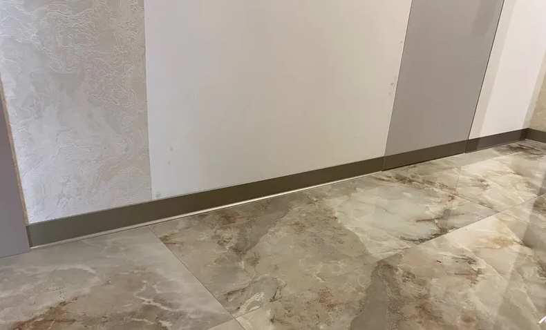 Плинтус алюминиевый Пл 80.2500.042лк Шампань