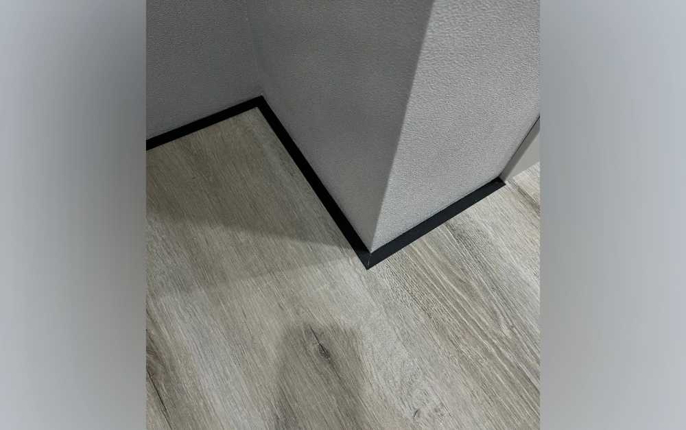 Микроплинтус MSAPL 01.2700.15 Анод черный