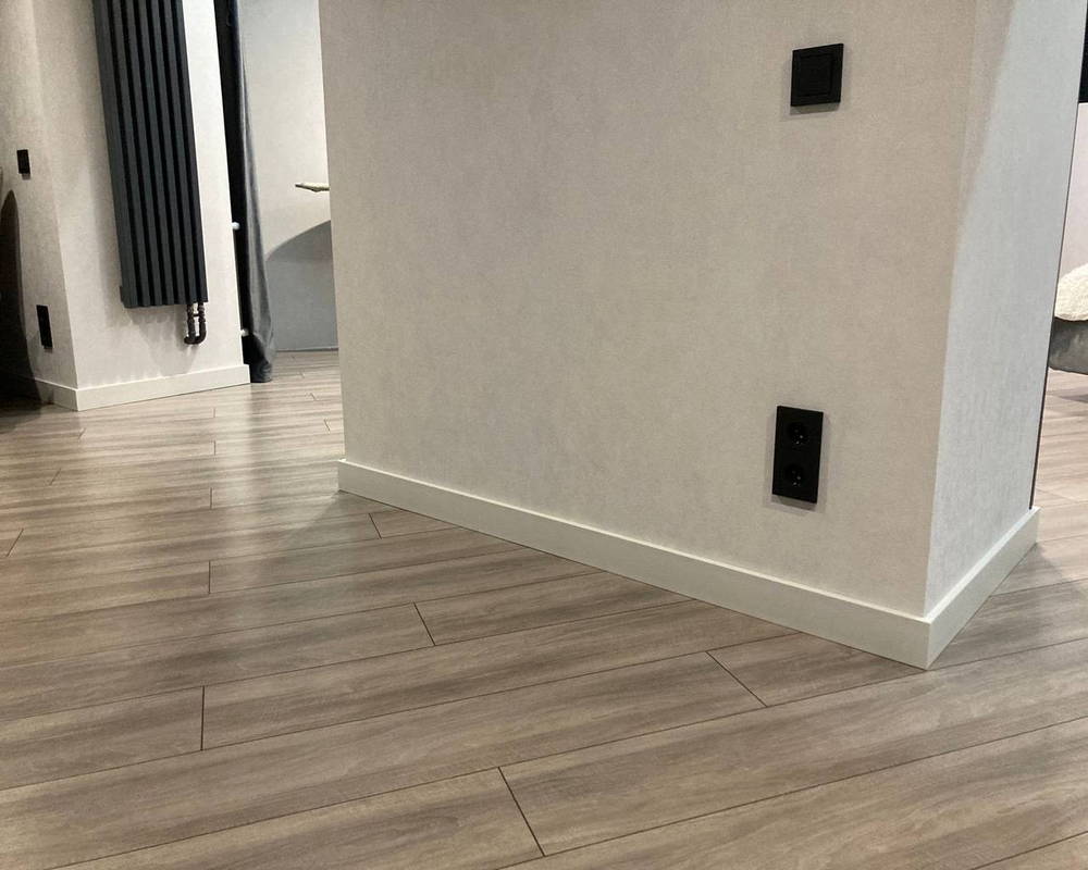 Плинтус из полистирола высокой плотности Волшебная Палочка. Окрашенная. 80мм 2м. NCS 1002-Y