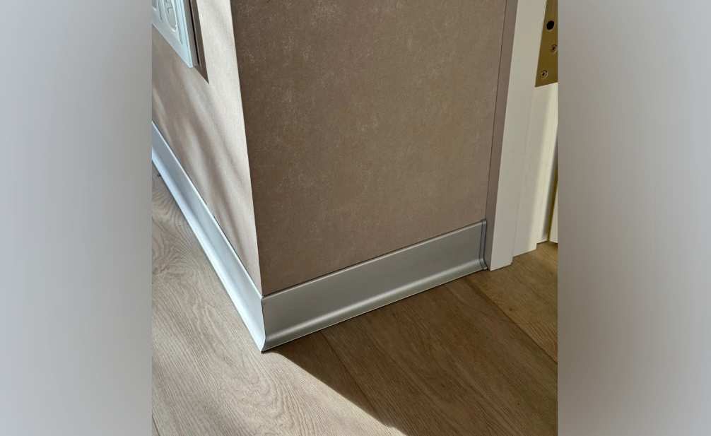 Плинтус алюминиевый Пл 100.2500.01лк Серебро