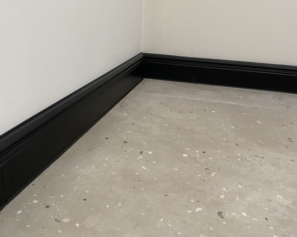 Плинтус ХДФ Dollken Cubu Hamburg Style 80мм х 2,5 м 1144 Черный