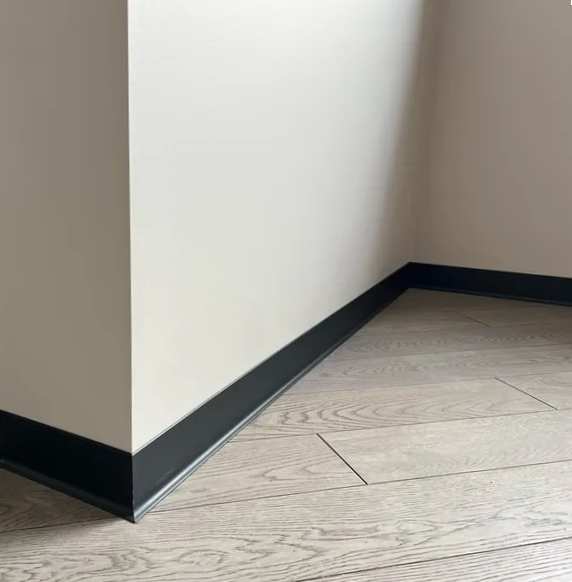 Плинтус алюминиевый Пл 80.2500.15к Черный