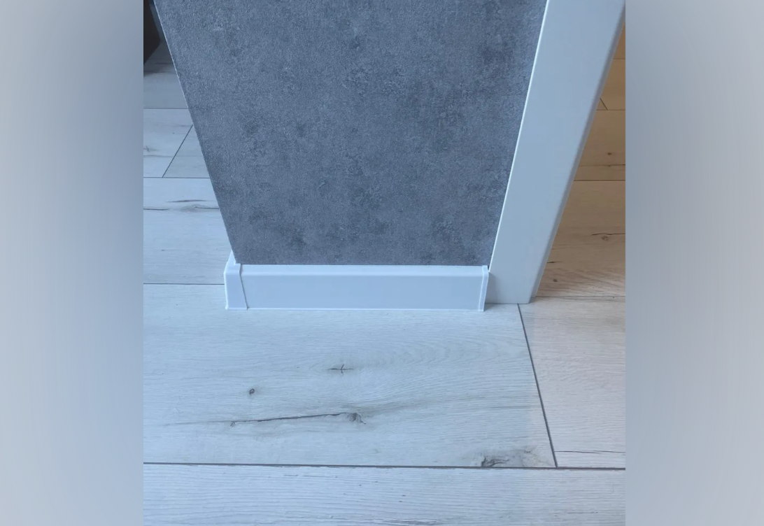 Плинтус со съемной панелью ПВХ Деконика ИДЕАЛ 55мм 2,2м. 001 Белый