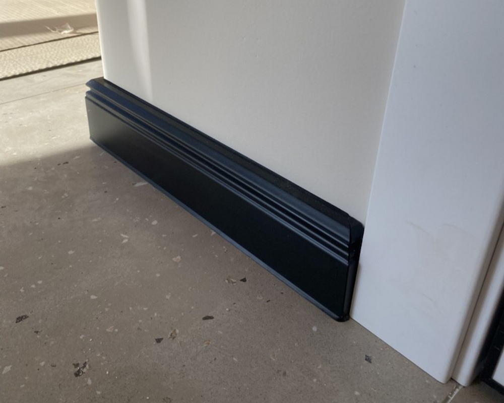 Плинтус ХДФ Dollken Cubu Hamburg Style 80мм х 2,5 м 1144 Черный