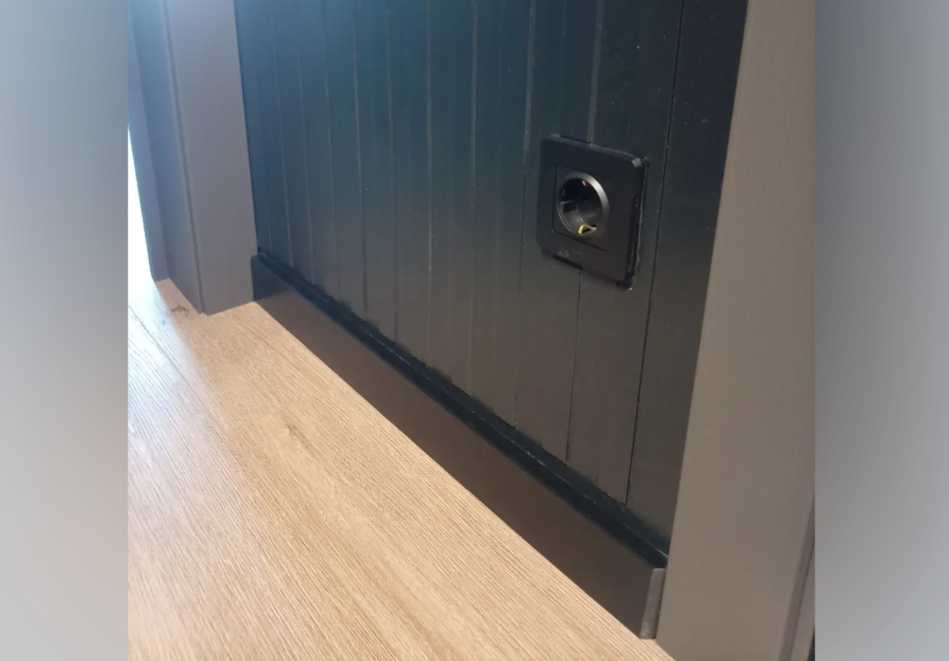 Плинтус МДФ Лука Пл 100-3МДФ.2700.Point line 24032