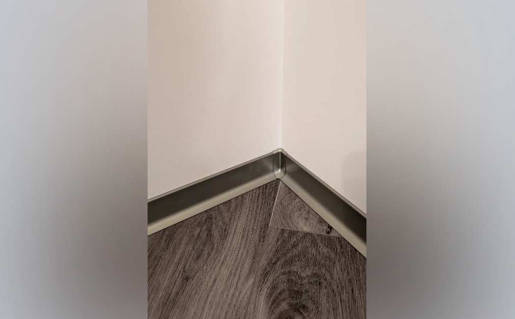 Плинтус алюминиевый Пл 100.2500.042лк Шампань