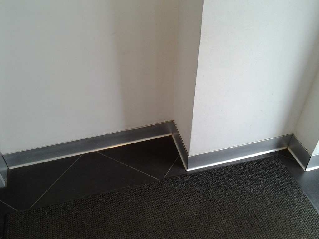 Плинтус алюминиевый Пл 80.2500.01лк Серебро